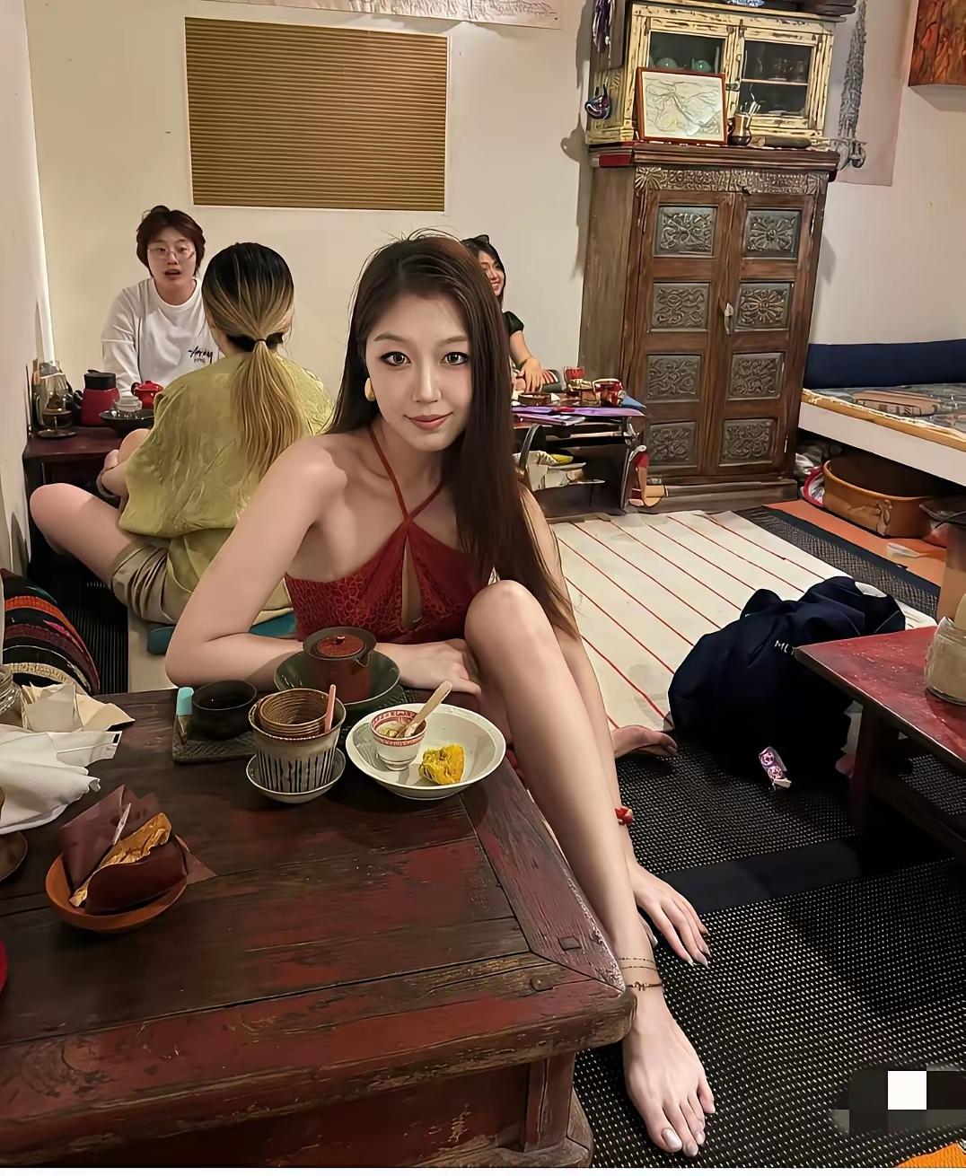 这个脚🦶🏻，这个手，到底是怎么回事，不知道这个美女的身高是多少，但是这个🦶