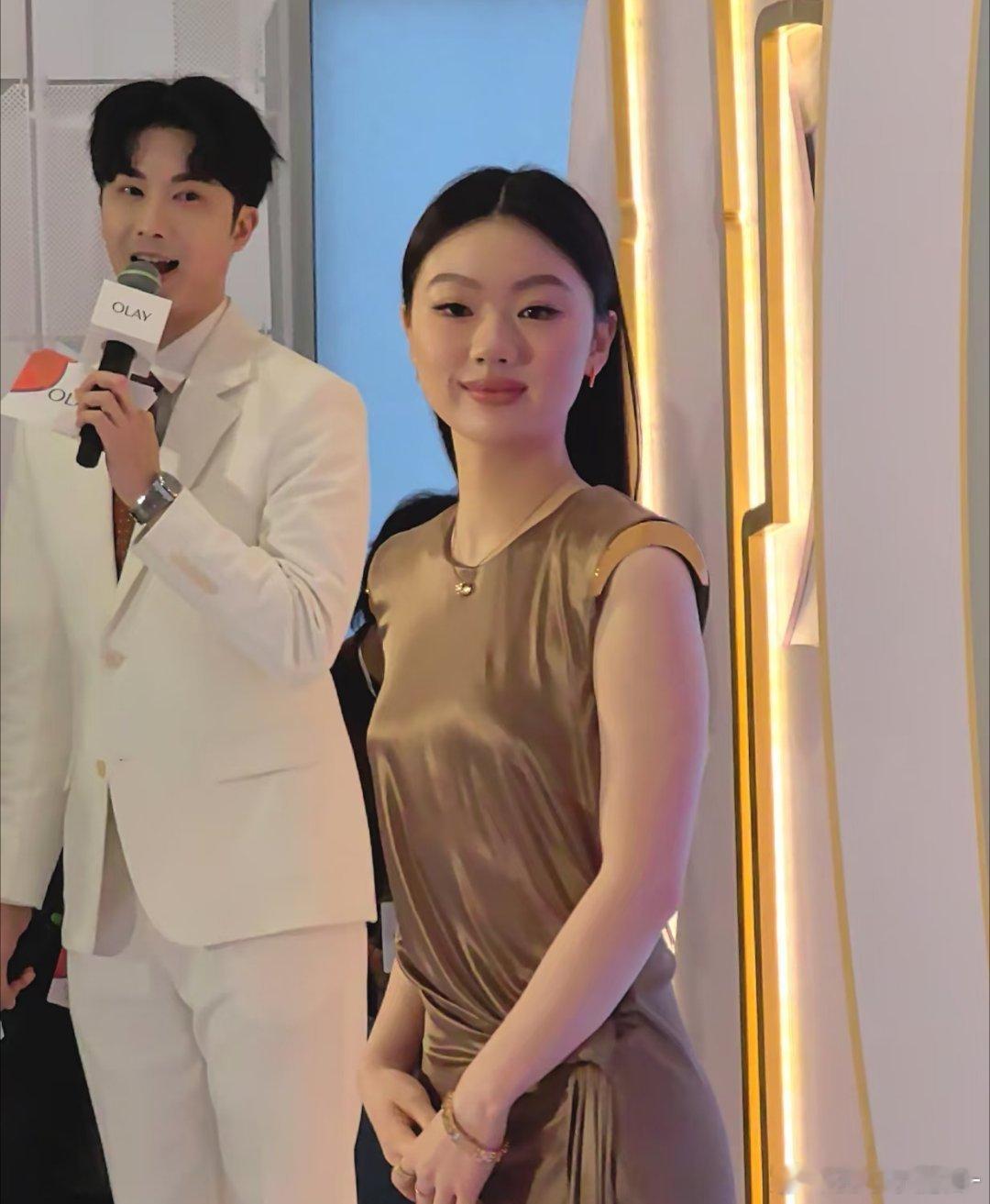 单依纯这是胖了还是肿了