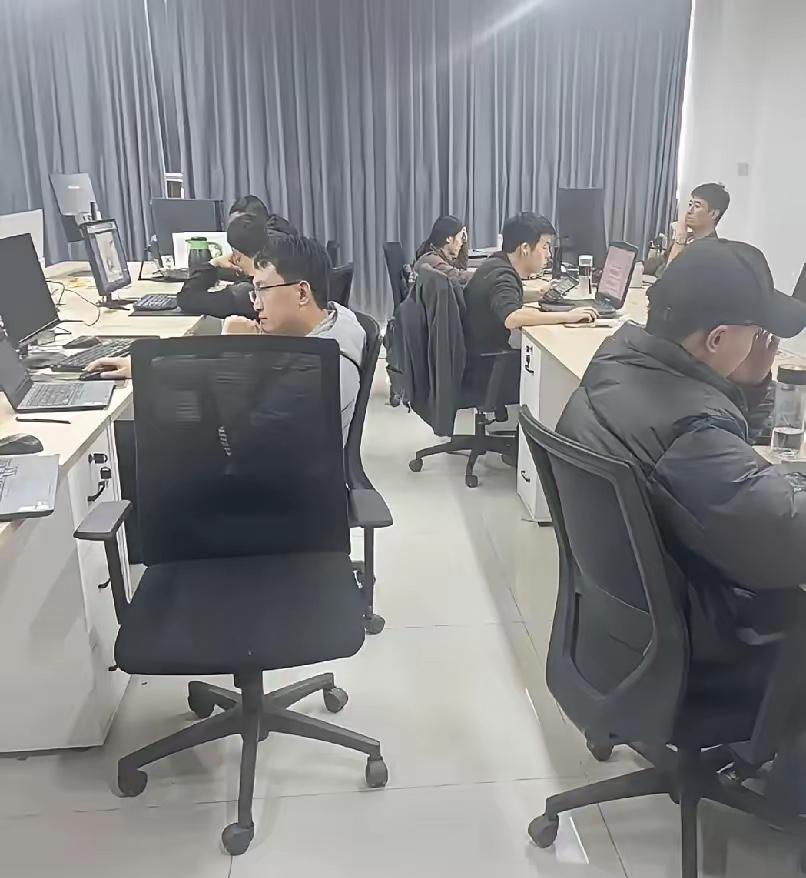 昨天下午3点多结了一名员工的离职手续，对方天真的当着全办公室的同事问我：现在是不