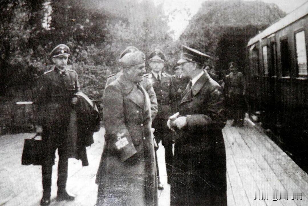 1941年这一天，阿道夫·希特勒在布伦纳山口顶部的一节私人火车车厢里会见了贝尼托