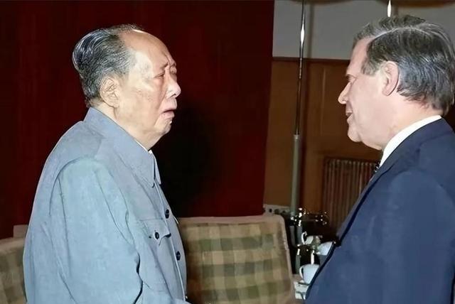 1975年，德国总理施密特访问中国时，故意提出了一个刁难伟人的问题，没想到他