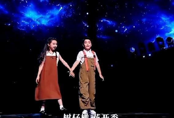 小酒窝和朵朵在澳门同台表演，两个宝宝的形体表现力也太好了！其实，这样多才多艺、性