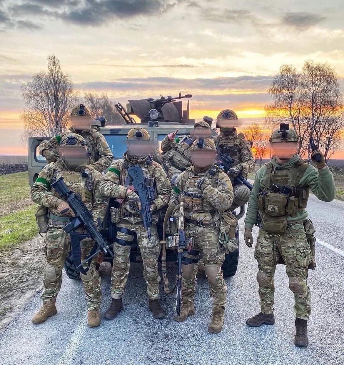 红军城巷战果然有异常，遍地散落外国人遗物证照，首杀美国特种兵。俄罗斯卫星通讯