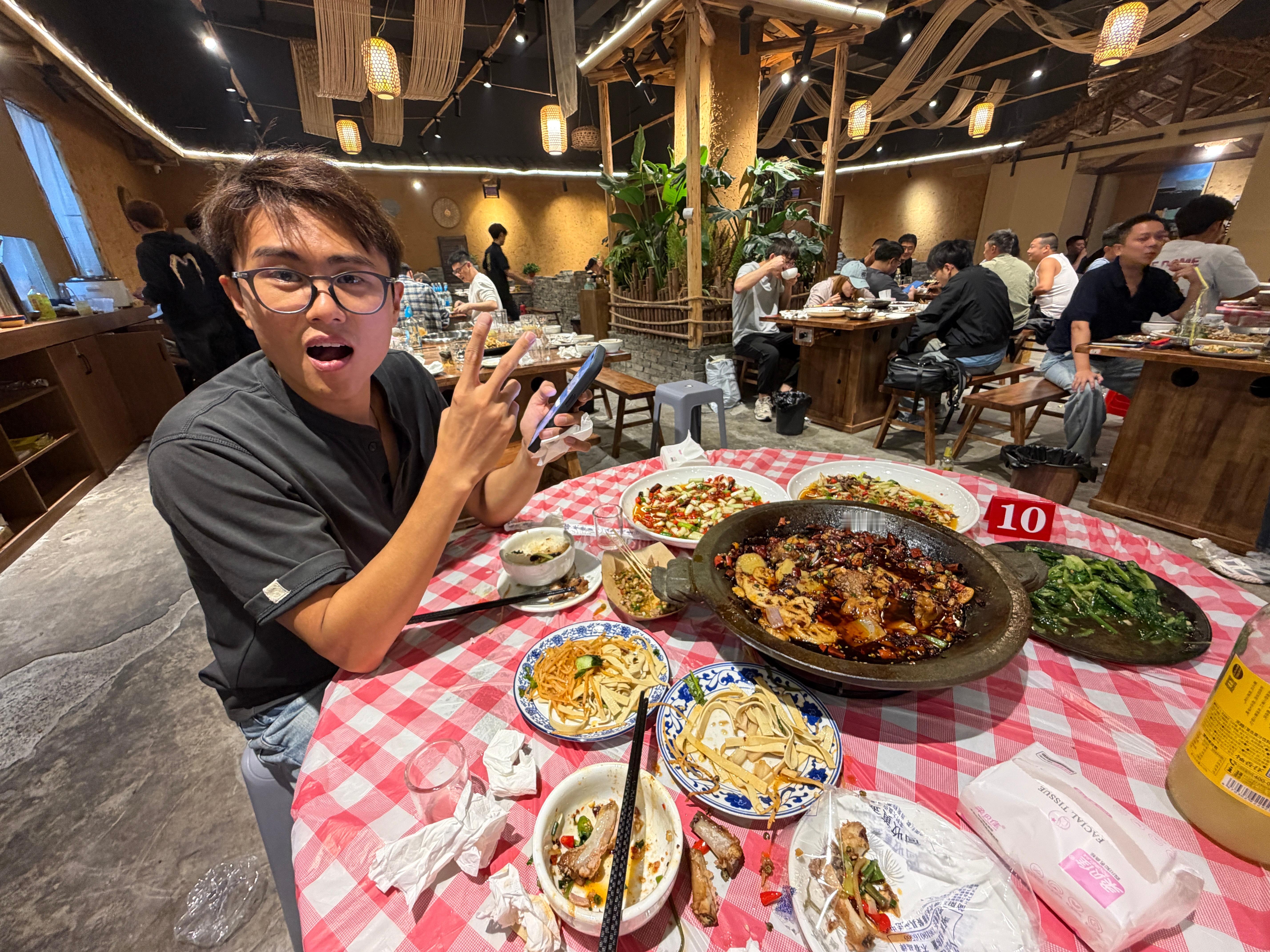 这位同学感觉很辣又一直在吃美食​​​