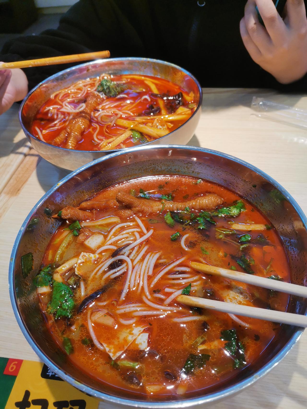 你们会让孩子吃螺蛳粉不？晚上，我正在切菜，准备做一道酸辣土豆丝和青椒肉丝。