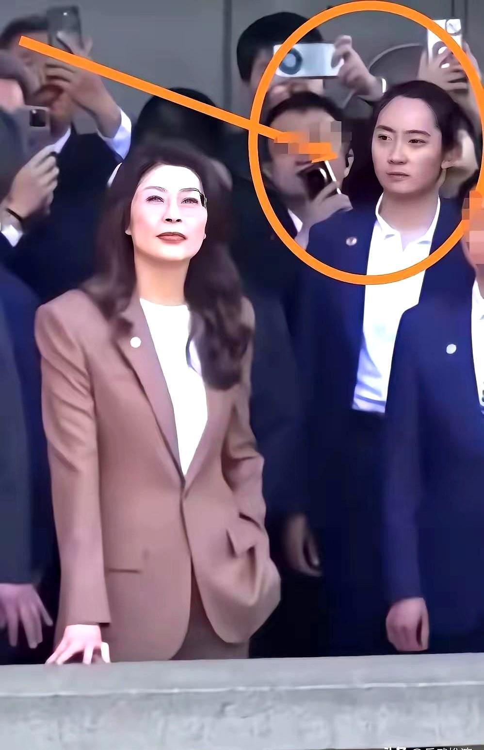 一张照片全网疯传，主角身边那位眼神犀利的蓝西装小姐姐火了！网友瞬间脑洞大开，有