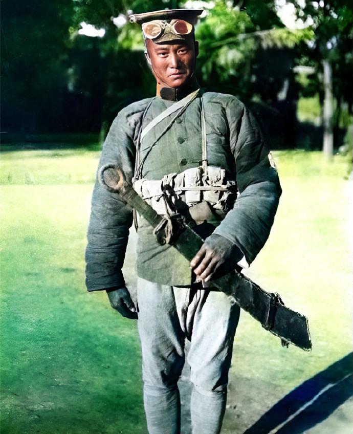1927年，北京，一位器宇不凡的士兵身穿军装，手持一把大刀。这名士兵是冯玉祥“大