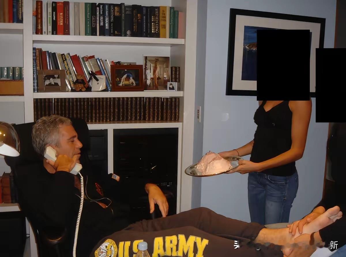 裸女墙上挂，蛋糕似双峰！爱泼斯坦就是个披着文明外衣的原始人。萝莉岛的性奴、虐童