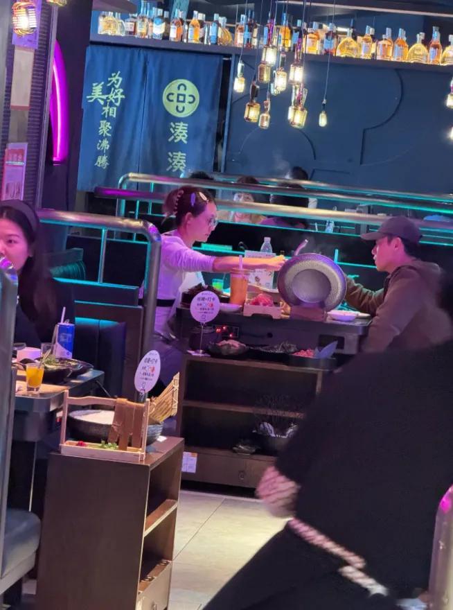 网友吃饭的时候偶遇了郑恺和苗苗来吃火锅，真是太幸运了，不得不说，明星夫妻就是明星