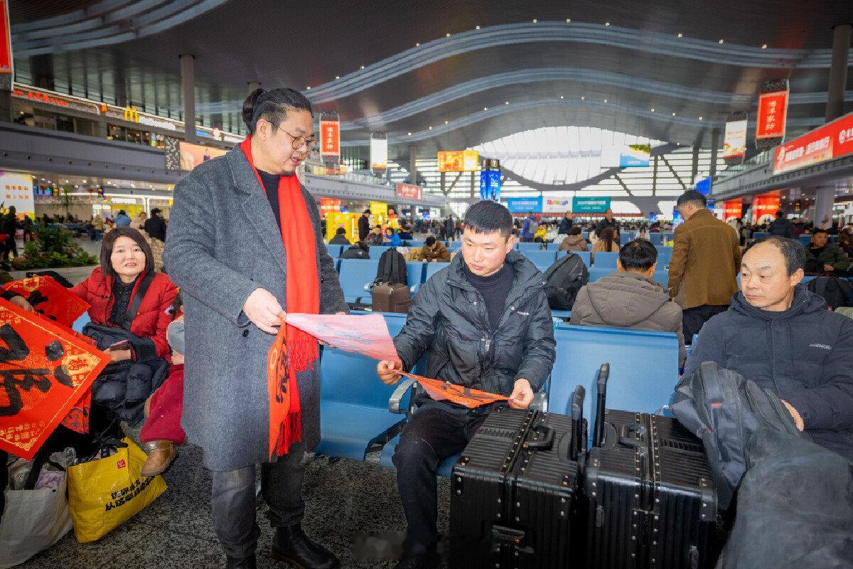 宁波海曙的墨香祝福连续9年温暖了春运路近日，宁波海曙，海曙文艺志愿者奔赴铁路宁