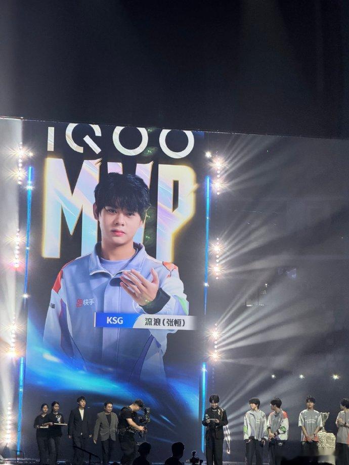 流浪是KPL最坚强的男人纪录片里，他看着队友的故事默默流泪，却把自己的伤痛藏得