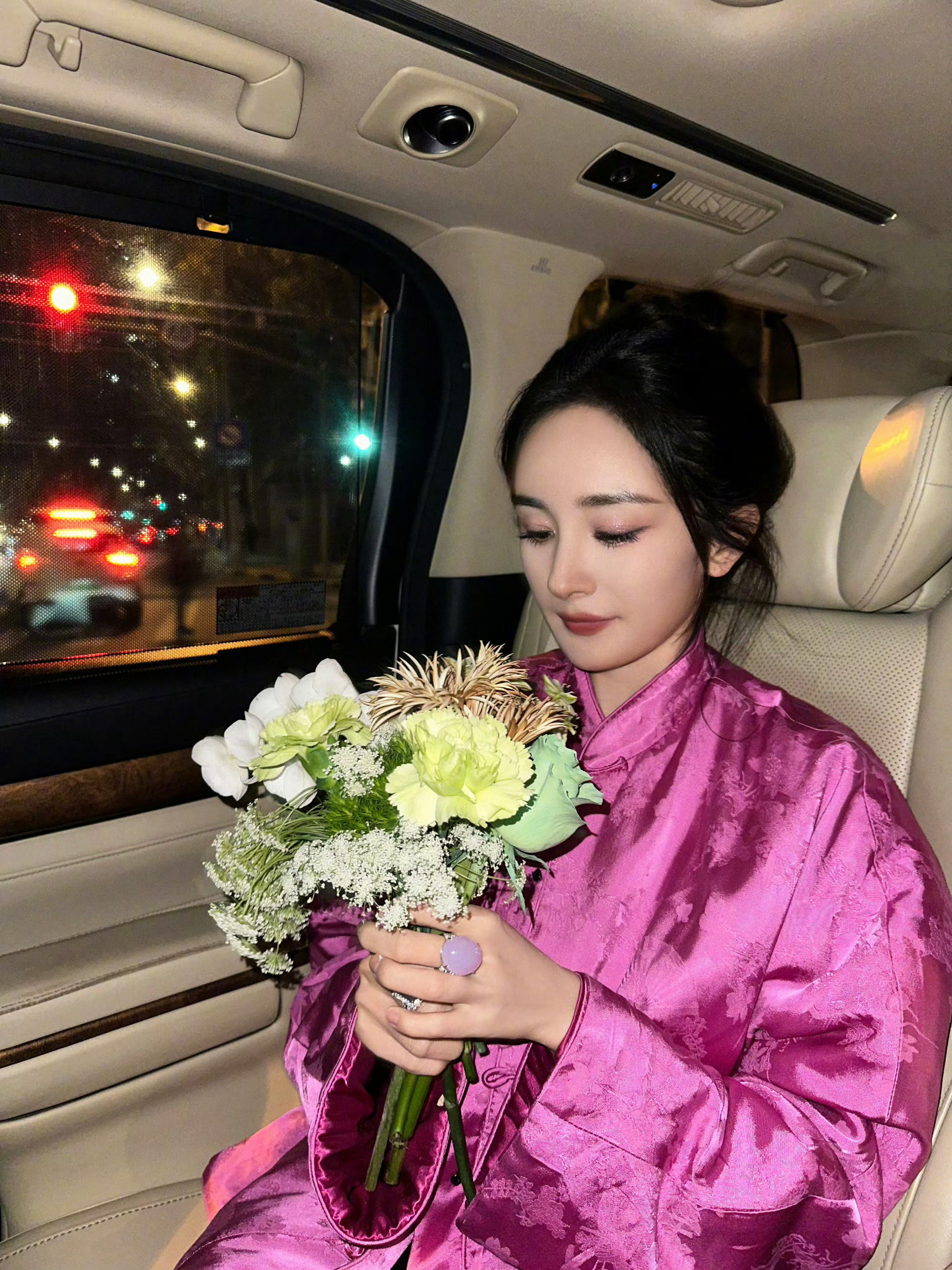 杨幂与花常伴