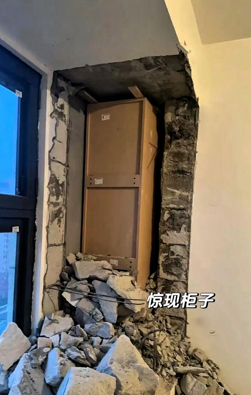 女孩装修房子砸完墙发现墙里居然有个柜子，把她吓得马上停止了装修，看了这个在墙里的