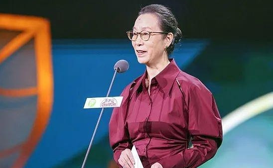 “阿奶”奚美娟又连任了！她那让人感动的演技，真是把我们从剧里带到现实中去了。刚刚