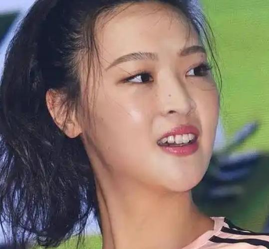 2018年，“排球女神”惠若琪嫁给了“北大才子”杨臻博。但婚后两年，他们却始终要