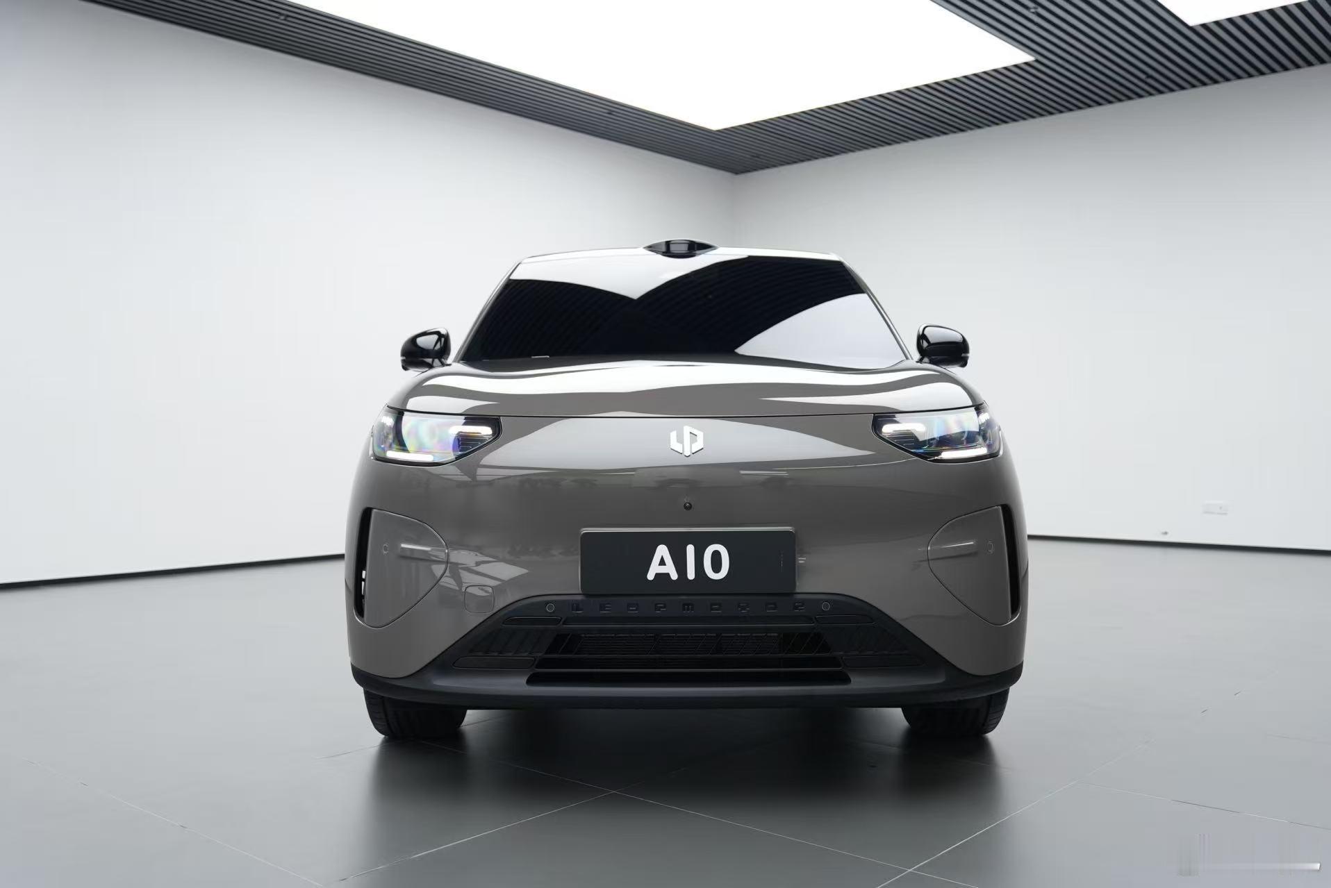 零跑最入门的A平台首款车型亮相了，A10首次将激光雷达配置放在了A级车上。1、A