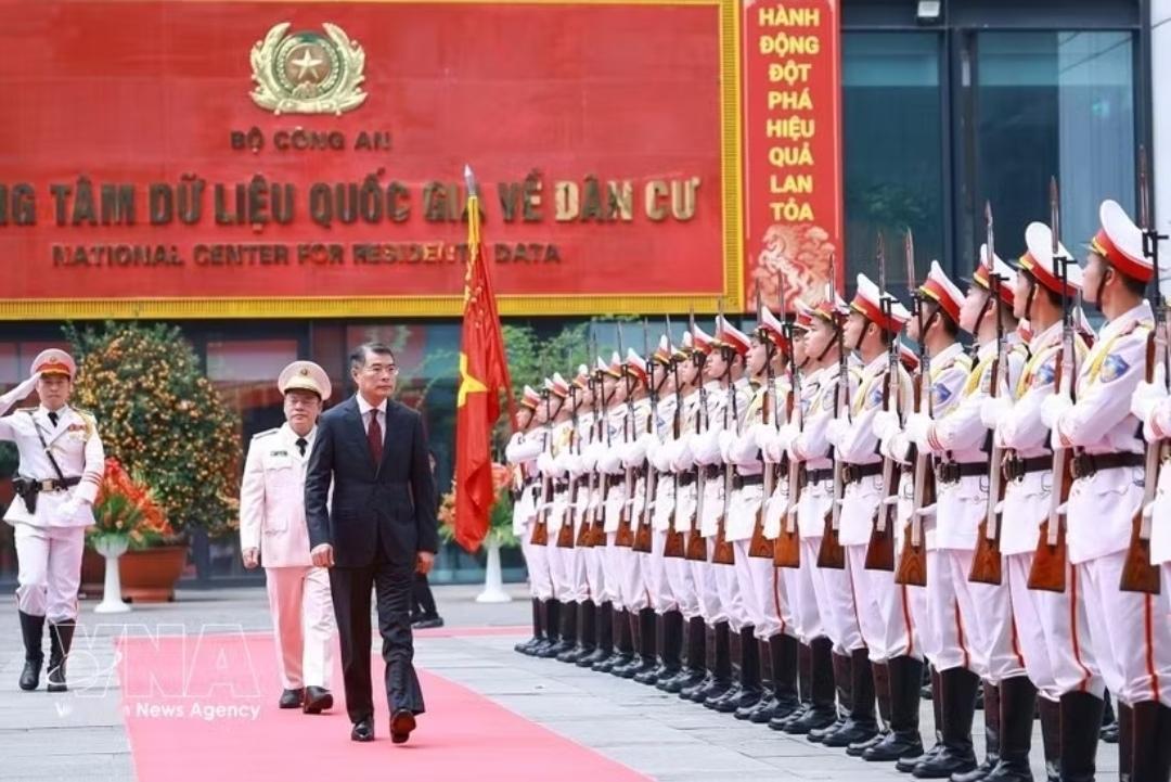 第一次见到黎明兴检阅仪仗队，还是比较干练的！4月12日上午，黎明兴在河内出席