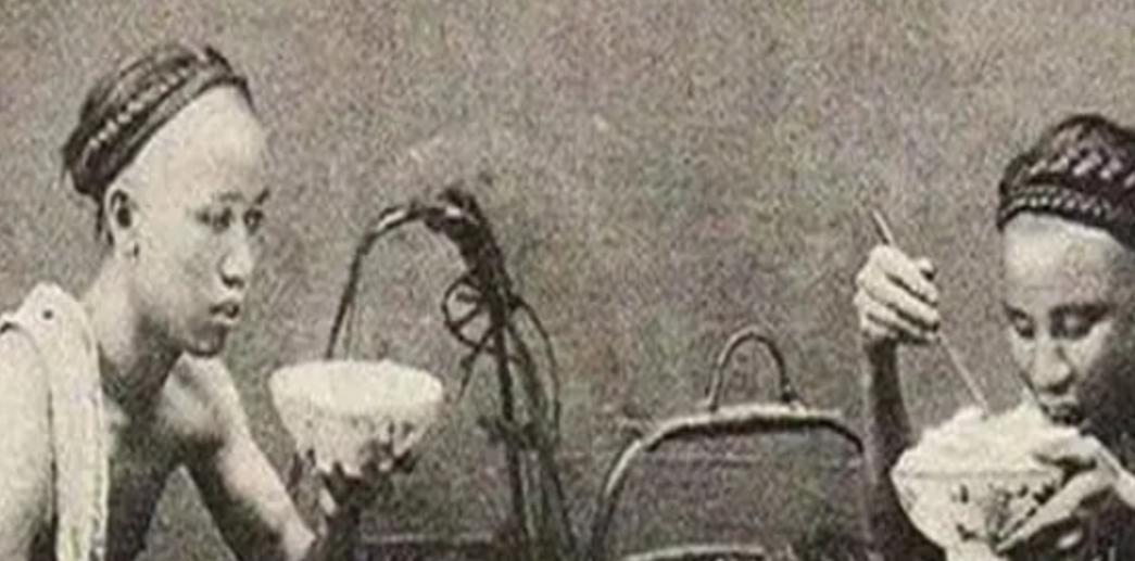 1953年，李鸿章的孙子李子嘉，身着破烂衣服，踉跄着走到一个湖边，纵身一跃跳了进