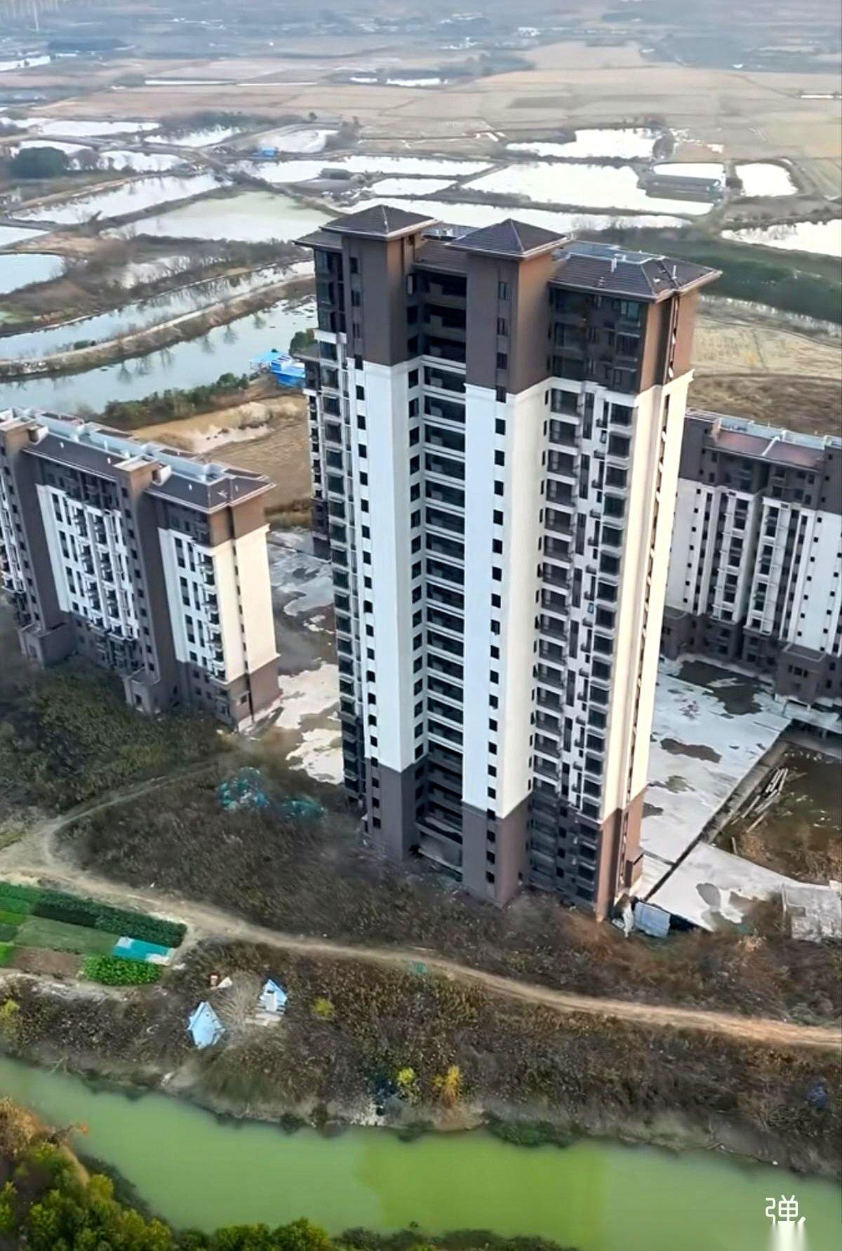 导航结束，车停了，但家还没到。网约车师傅探出头，往前一指：“就那四栋楼，开不进