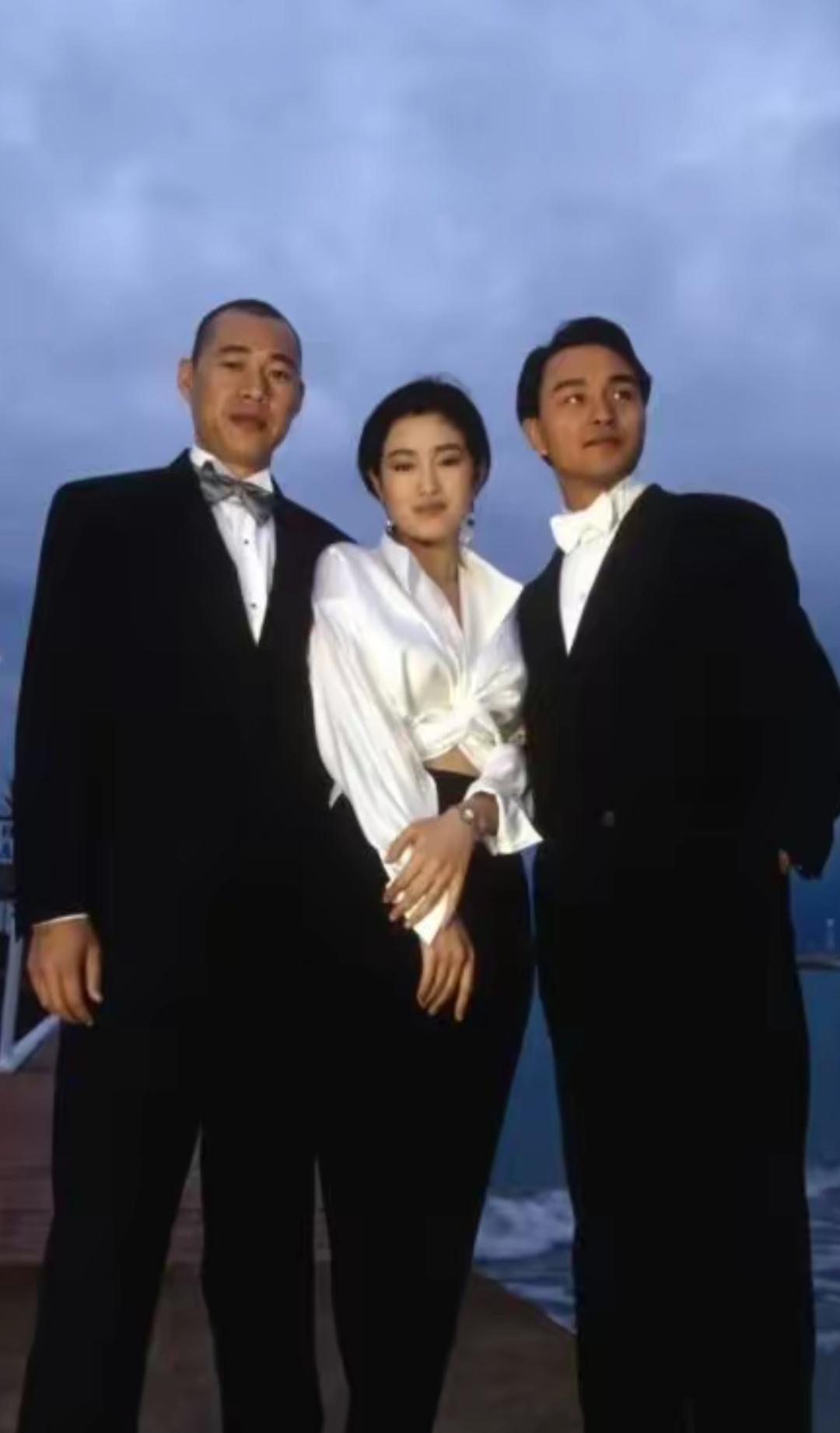 三个人穿得正式，站在海边。1995年拍摄于法国的一张合影，认识这三位吗？非常珍贵