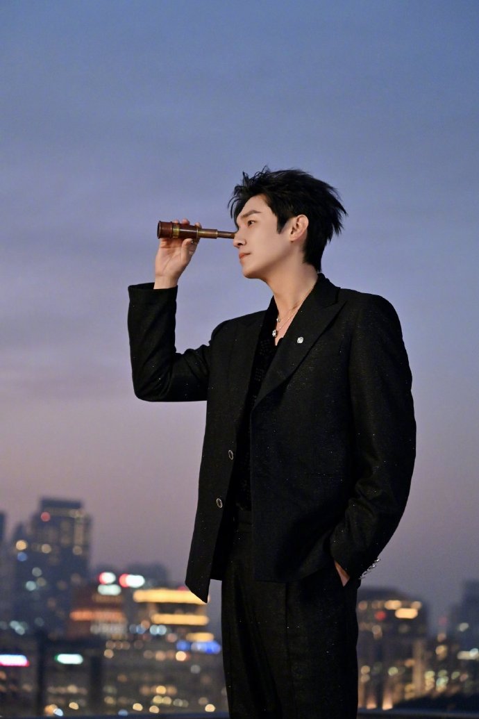 杨旭文解锁时尚芭莎艺术盛典新身份！2026年度推广大使的镂空衬衫+黑西装造型太绝