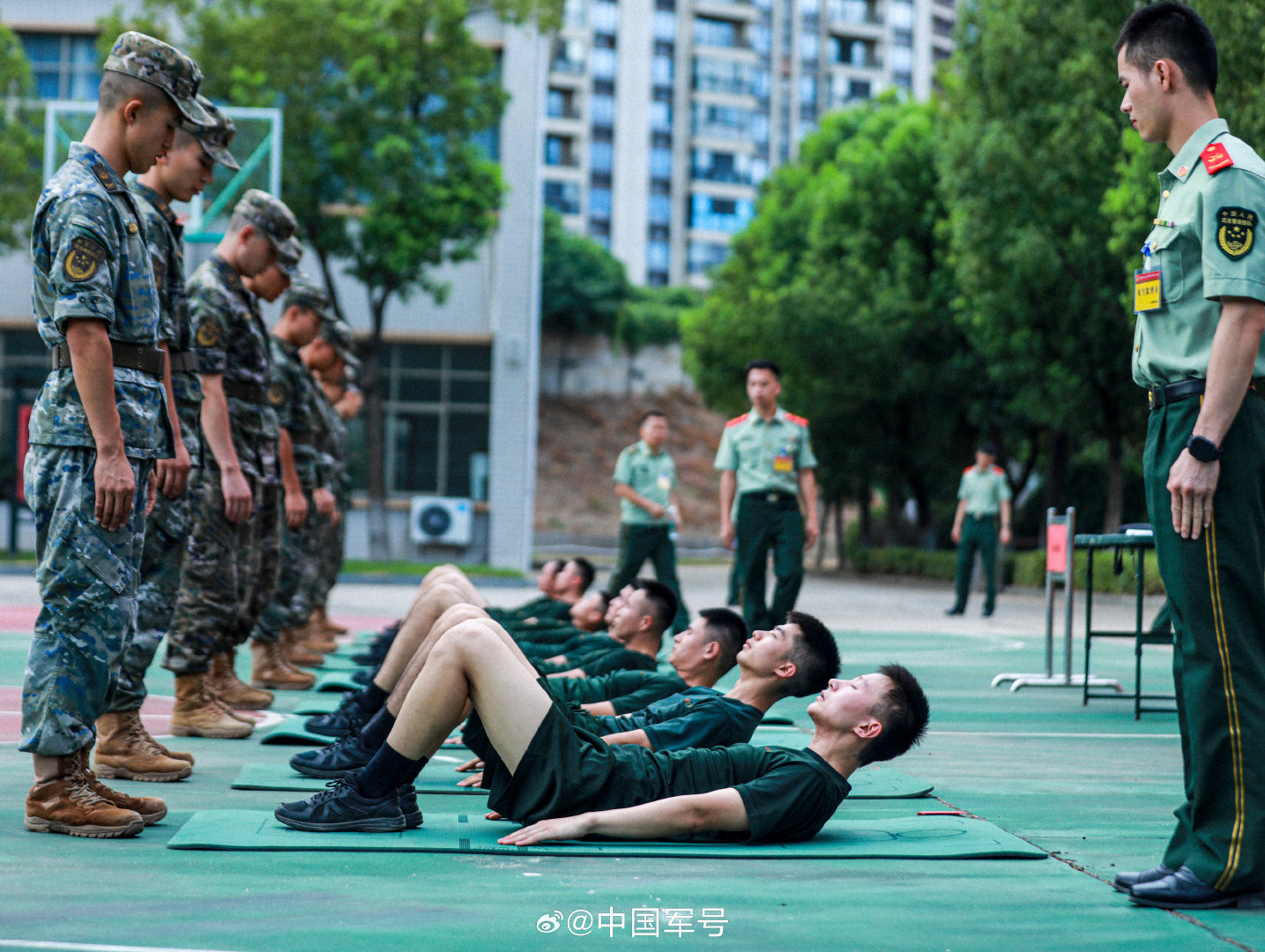 【谁能“杀”出重围？#直击武警警士选晋考核现场#】近日，武警湖南总队岳阳支队严密组织秋季警士选晋考核