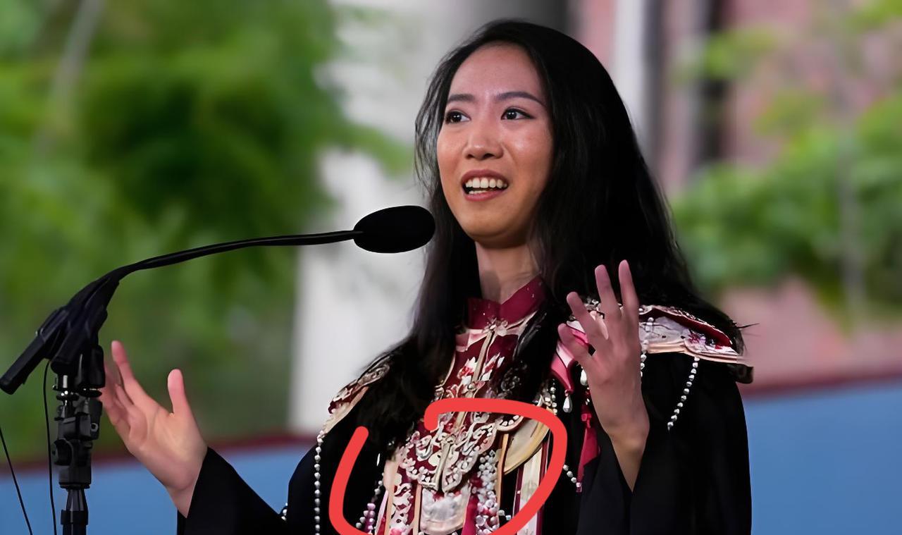 小姐姐毕业于哈佛，做的演讲刷了好几天，各大媒体纷纷报道，连她的衣服都被网友扒出是