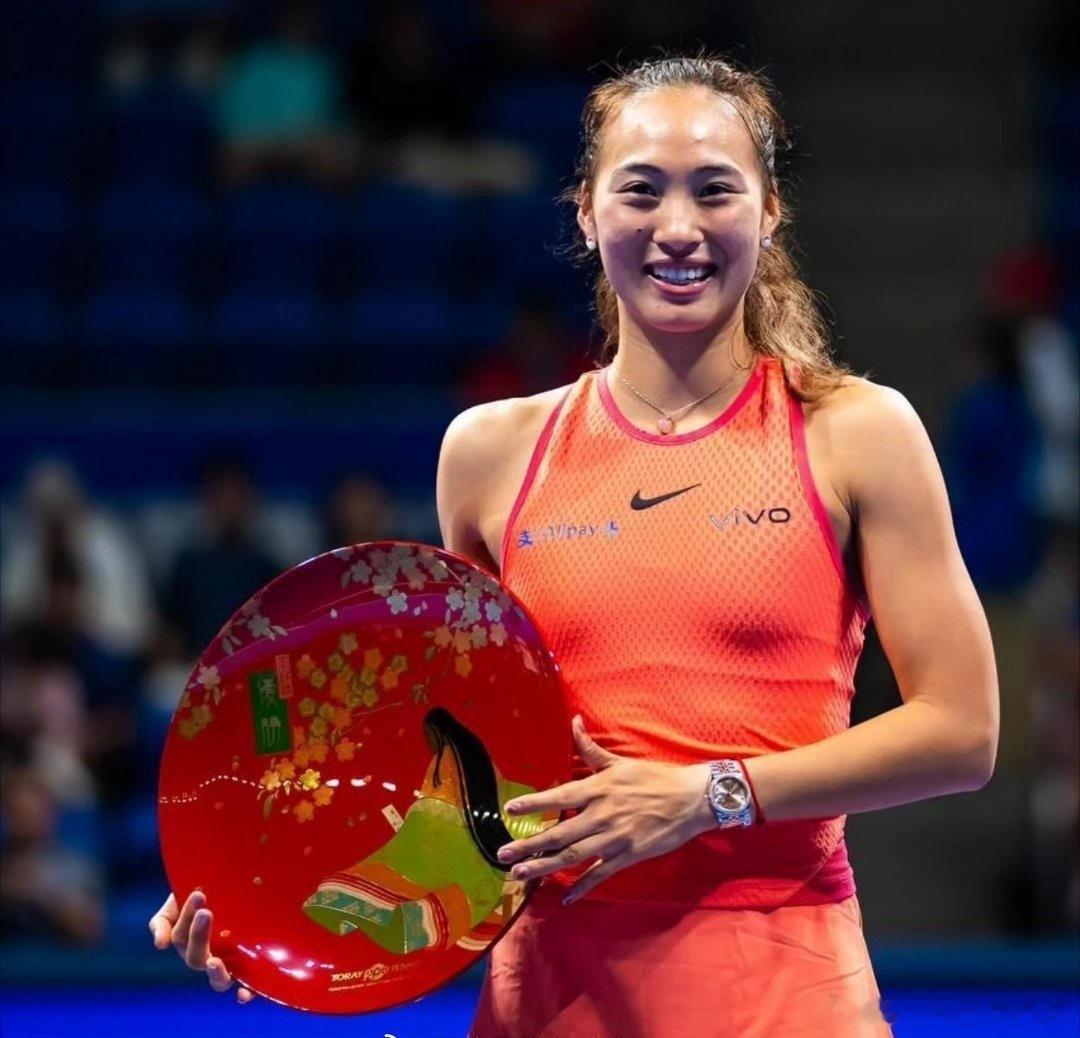 郑钦文退出东京站作为卫冕冠军🏆，郑钦文宣布退出今年的东京站，这是要保证恢复健康