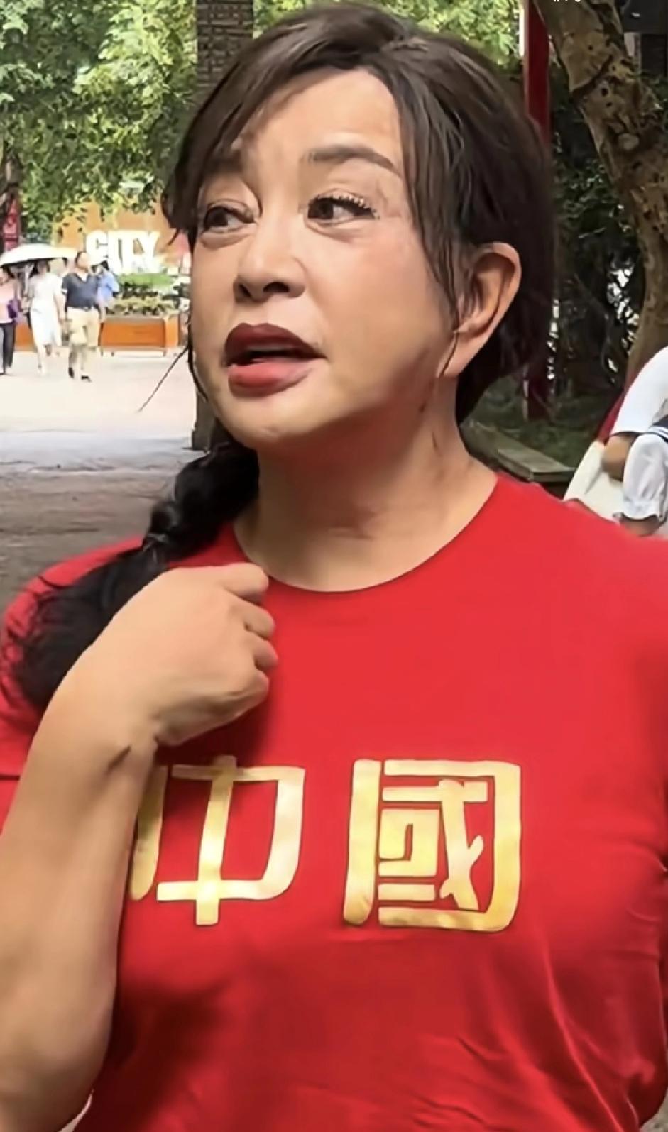 76岁，每天五点半起床，先练普拉提，再画设计稿。不是拍广告，是真干。50套婚