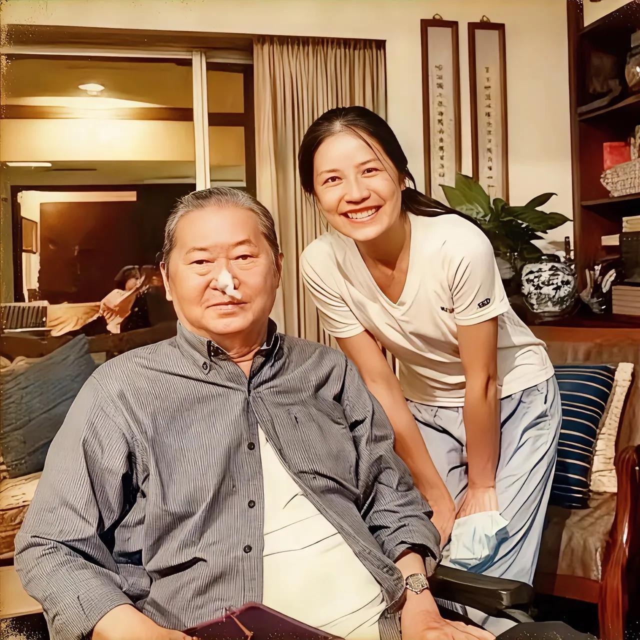 2017年，身患脑瘤的李敖在家中与老友陈文茜的一张合影，当时的李敖不久前还因为抵
