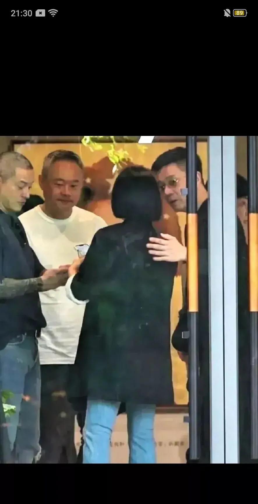 小S许雅钧的这张相片引起了网友们的注意，因为在这张相片之中，许雅钧非常关切的望着