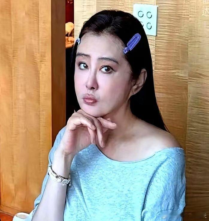 王祖贤一张近照发出来，有人盯着她粗黑的眼线，直呼女神幻灭。她退圈都二十年了。五十