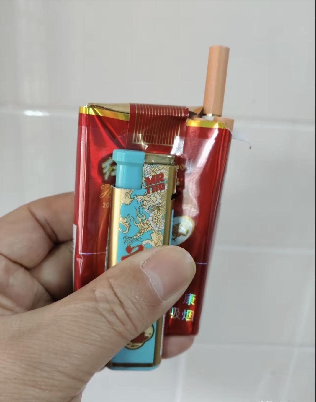 我从来不给别人递烟，别人递来的烟我也不会抽。为啥？因为从烟盒里拿烟时，手指得碰到