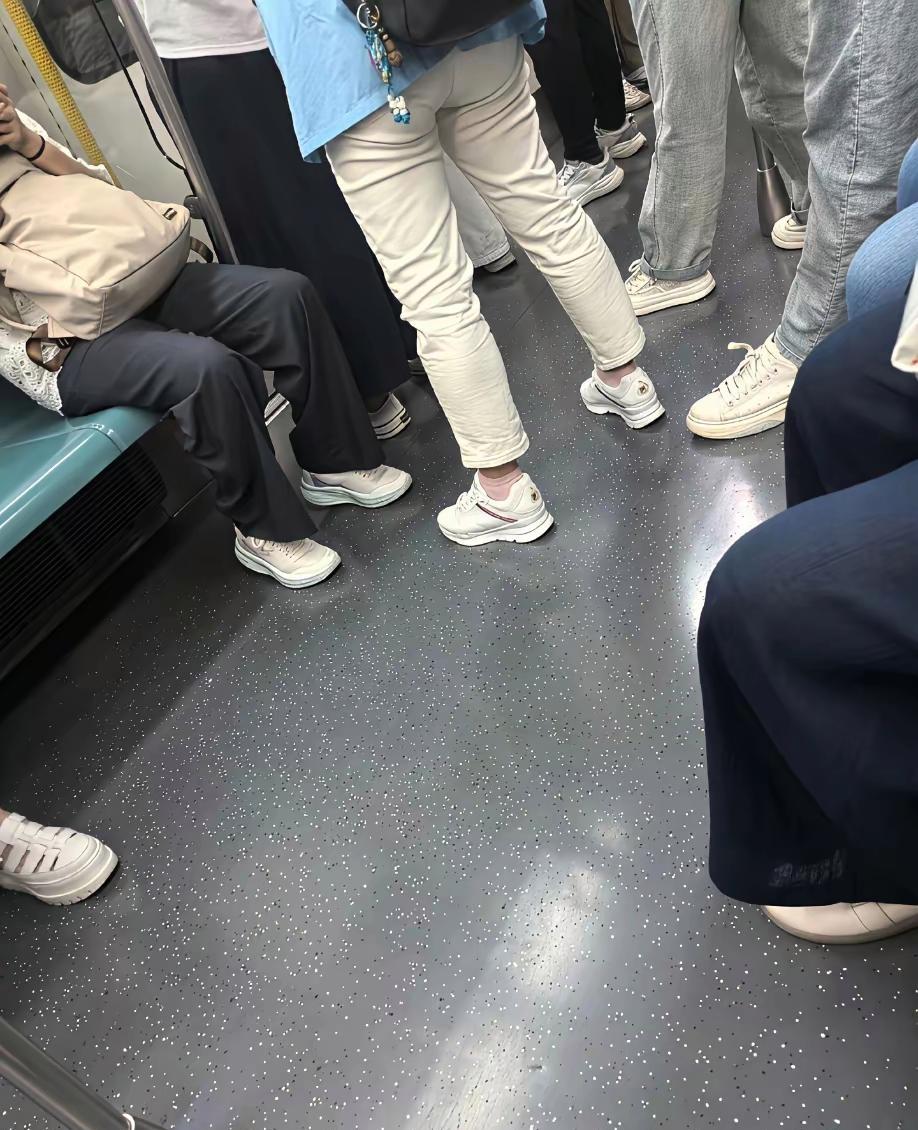 发现一个有趣的现象，10个人中有9个人都不穿皮鞋了，大家都统一说好穿运动鞋了