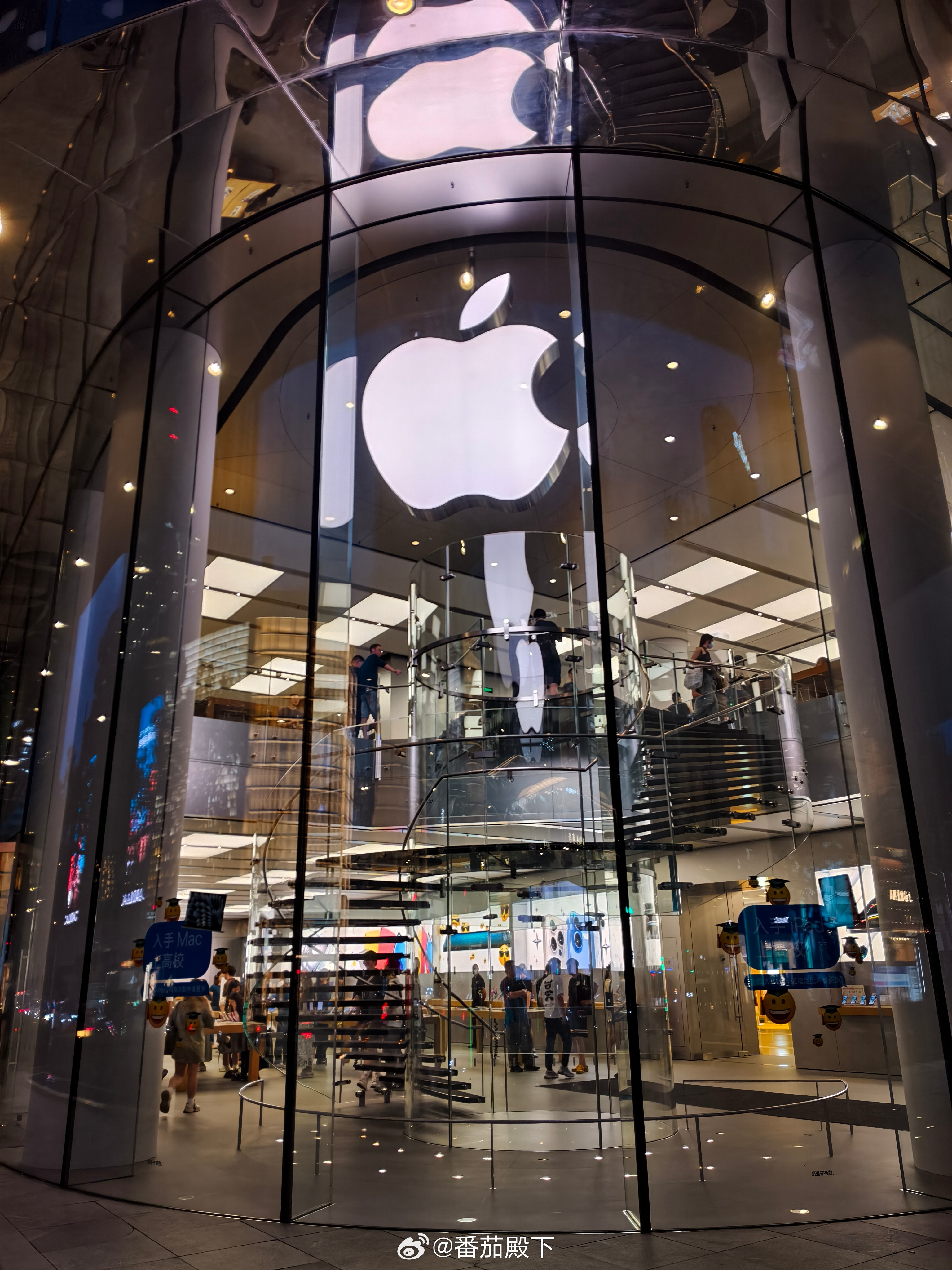进店想问苹果店员iPhone17系列什么时候进店，然后有点好笑，苹果店员拿着个