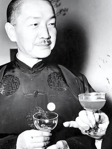 1945年，重庆谈判，毛主席对着孙中山的画像恭敬鞠躬，戴季陶故意挑衅：“共产党主