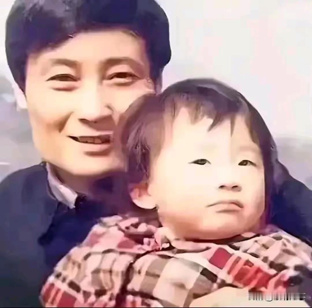 宗馥莉从小到大表情没怎么变过哦，一副大气淡定的模样。倒是宗庆后，曾经慈父的笑容被
