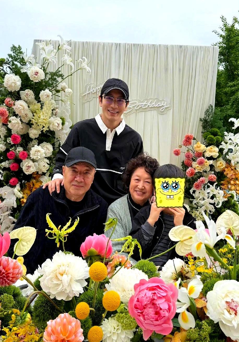 黄晓明又带小海绵出镜了，这次是给奶奶过生日！一家四口合照，小海绵就靠在爸