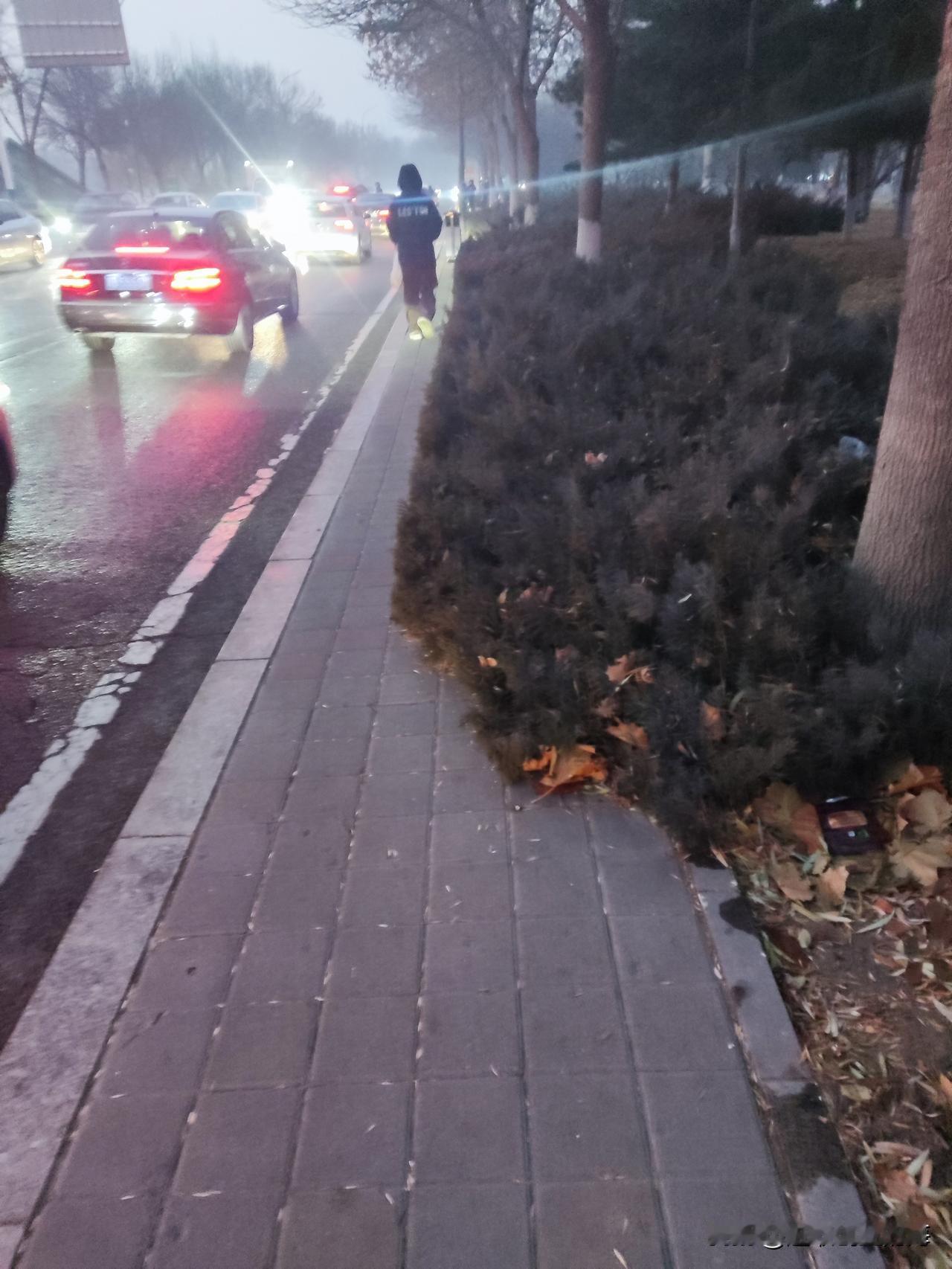 近日，一位朋友前往社保局办理退休手续，这本是件令人开心的事。然而到了那儿一问，却