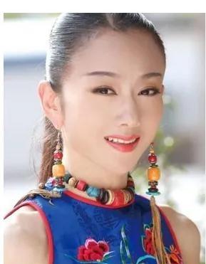 2001年杨丽萍刚表演完节目回到后台，张纪中突然从门外窜了出来一把拉着她的手说，