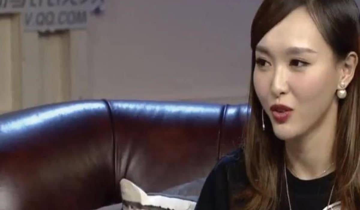 2014年，主持人华少问张家辉：“听说你在香港只有一套房？我都有3套。”面对华少