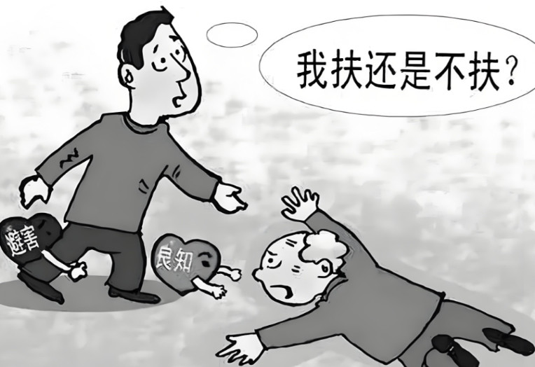 长沙老人摔倒，33分钟内49人路过，却无一人搀扶！老人去世后，家属调监控将路人全