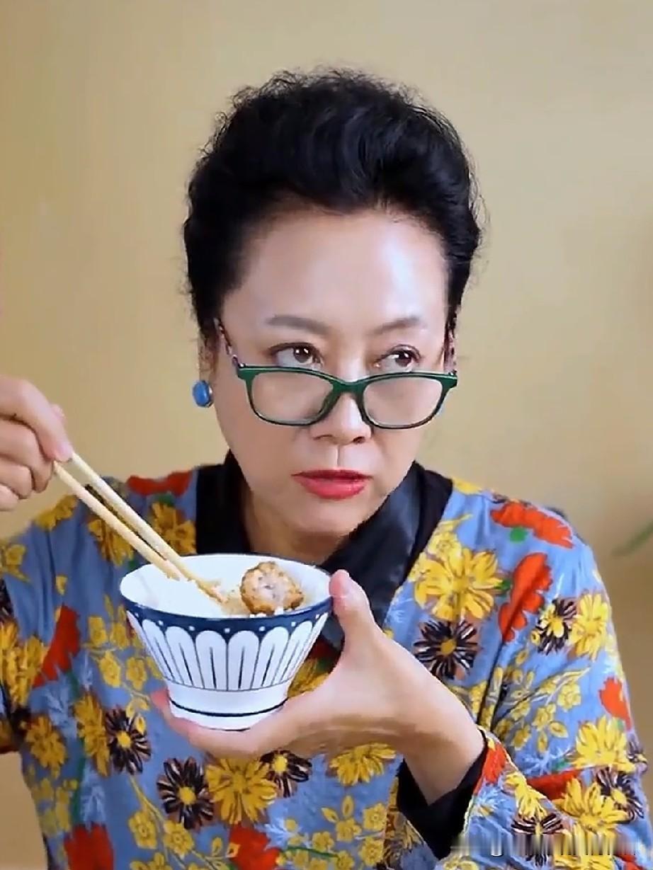 老演员王丽云在直播的时候，讲起了她刚当兵的时候的一件事，她说那是七十年代，吃饭的