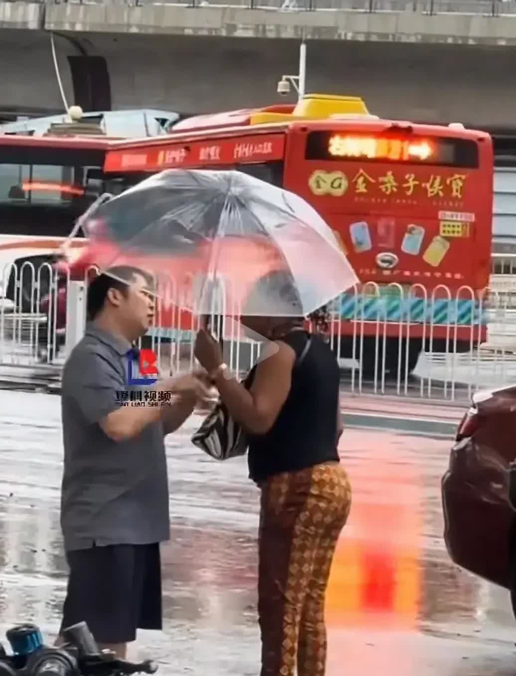 外籍女子打的士不付车费，下车快步开遛，司机追出车外拦她，不给钱不让走，不贯她这坏