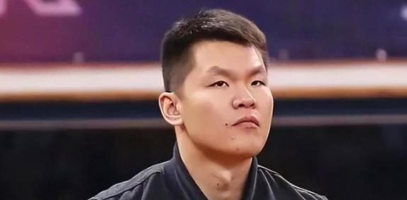 宏远速递！朱芳雨正式下课，周鹏回归有望担正，奎因萨姆纳被兜售。据了解，朱芳雨和杜
