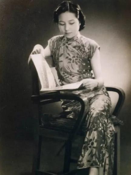 1976年春，北京永定河畔，一名头发花白的老妇纵身跳入北京永定河中，从此再也没有