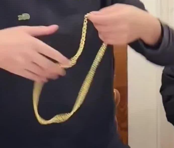 最近儿子儿媳反常的很，他俩每次回来都用话套我，问我的金项链和金戒指怎么不戴了。儿