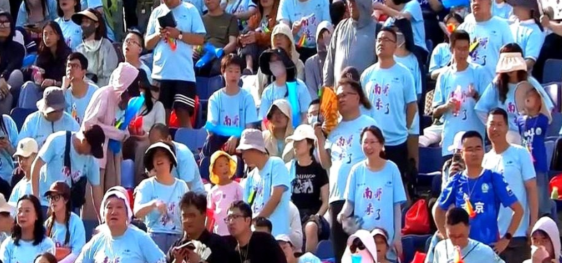 苏超联赛上演史诗级名场面！淮安与南京激战1-1之际，转播镜头突然扫过客队看台