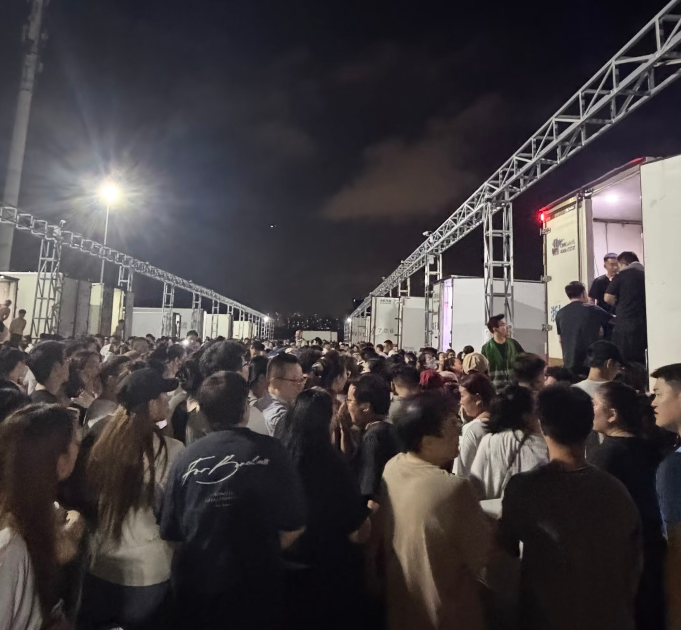 看江浙沪朋友发的，今年“拼蟹”好像非常火。此时此刻，杭州的批发市场已经堵了好几公