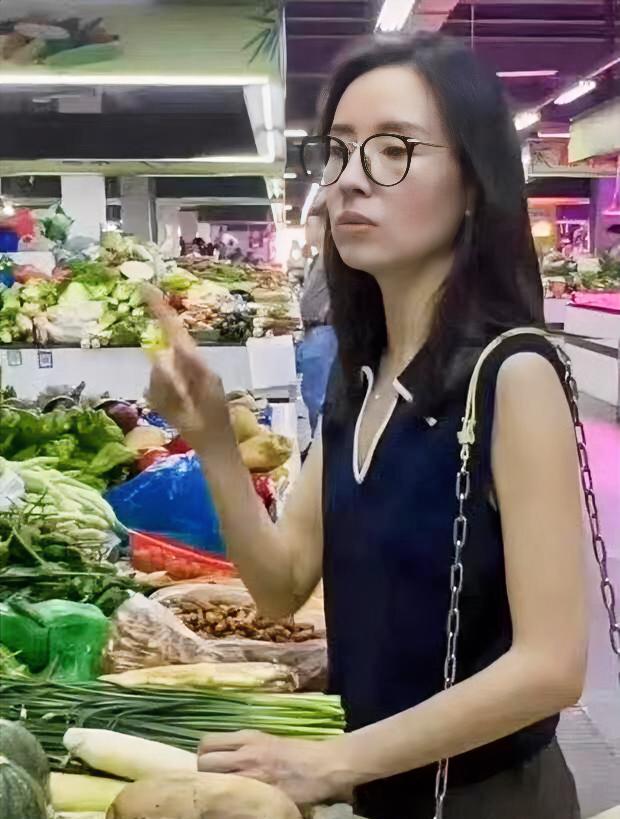 董洁晒单身生活：素颜出门买菜，一个胡萝卜，一个玉米，一根葱，这是节俭呢还是减肥呀